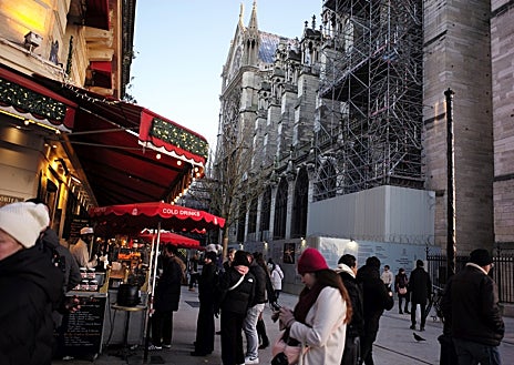 Imagen secundaria 1 - Andamios y grúas en la catedral de Notre Dame