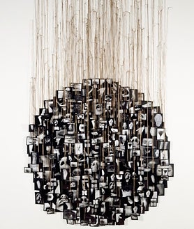 İkincil görsel 2 - Görsellerde, Mesajcı (1) ve Boltanski'nin (2 ve 3) bazı kümülatif eserleri