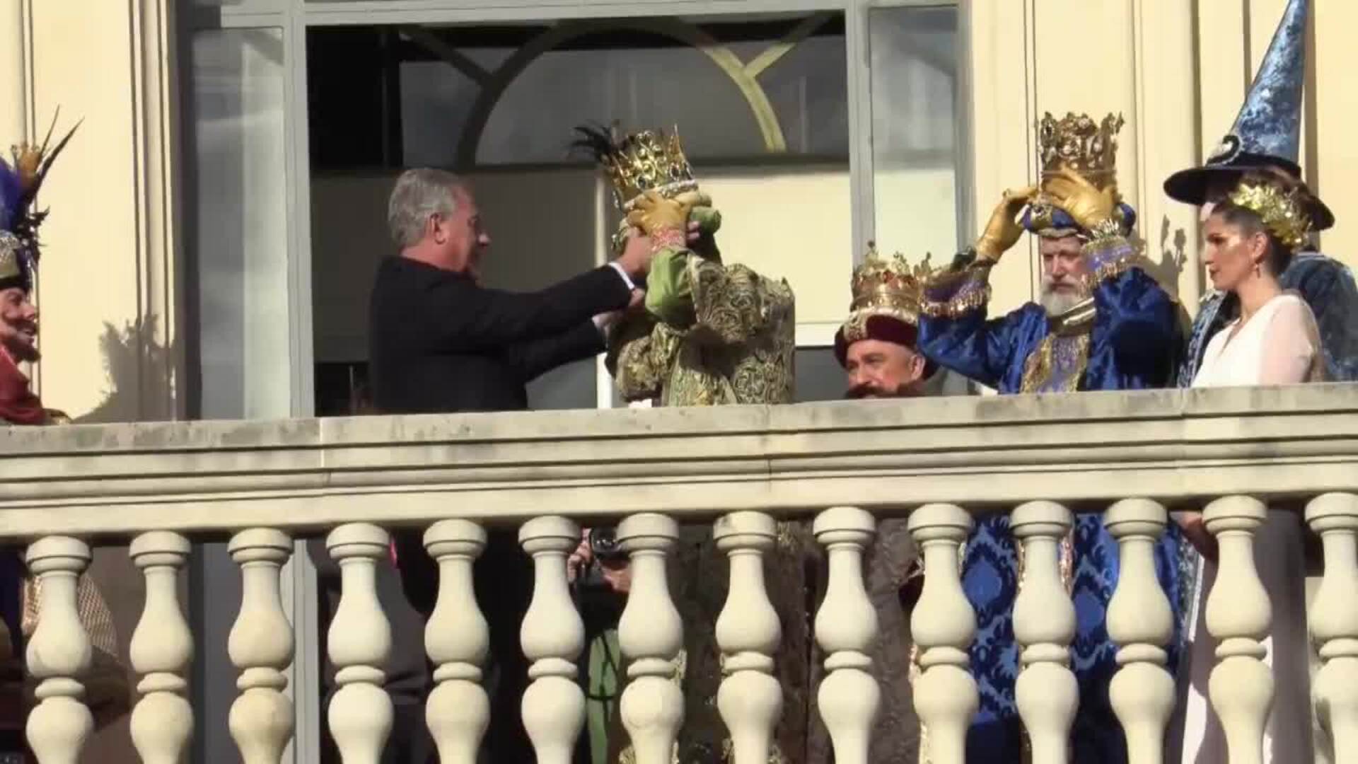Juanma Moreno encarna a Baltasar en la Cabalgata de Reyes de Sevilla