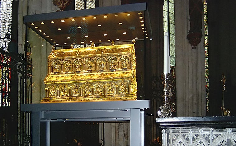 Imagen principal - Relicario de los Reyes Magos en Colonia, atribuido al orfebre Nicolás de Verdún, sepulcro de la basílica de San Eustorgio de Milán y cabalgata de Sevilla de 1918