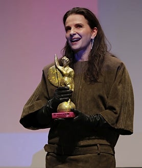 Imagen secundaria 2 - Arriba, escena de la película 'In-I In Motion'. Sobre estas líneas, a la izquierda: escena de 'Azul'. A la derecha: Binoche, recibiendo el Giraldillo de Honor en el Festival de Cine Europeo de Sevilla 