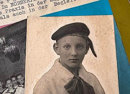 Imagem secundária 1 - 1) Tocando piano, sem data 2) Fotos do professor durante os anos escolares, antes e depois da guerra. 3) Retrato de um pianista