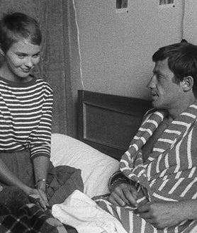 Imagen secundaria 2 - Tres fotogramas del clásico de Godard que se emparejan con las tres instantáneas anteriores de 'Nouvelle Vague'. Aquí, Jean Seberg y Jean-Paul Belmondo en su mejor momento, en 1959. 'Al final de la escapada' se estrenaría en marzo de 1960