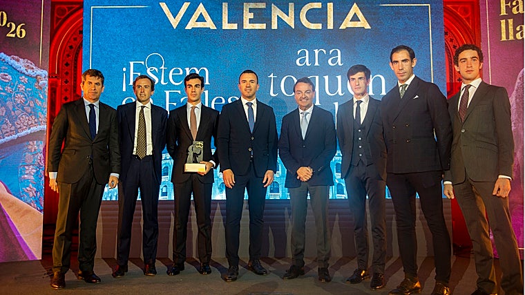 Valencia Fallas'ı yüksek voltaj sinyaliyle aydınlatıyor