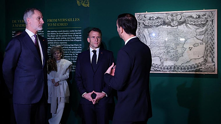 Felipe VI, Macron'la birlikte Versailles Sarayı'nda Büyük Dauphin sergisini ziyaret etti