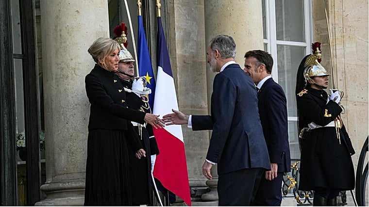 Don Felipe, Elysée'ye vardığında Emmanuel Macron'un huzurunda First Lady Brigitte Macron'u selamlıyor