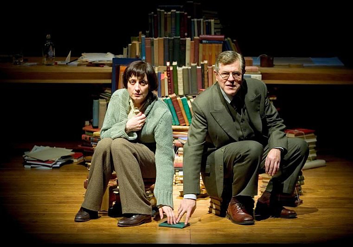 Carme Elías y Josep Minguell en la obra teatral "84 Charing Cross Road", de Isabel Coixet, basada en el libro de Helene Hanff que recoge sus cartas con Frank Doel, de Marks and Co.