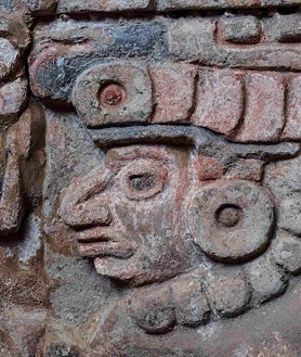 Imagem Secundária 2 – Entrada do túmulo e detalhes de sua decoração.