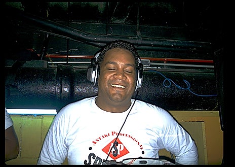 Imagem Secundária 1. Acima: A área Propatria onde DJ Baba cresceu e a Raptor House foi criada. Abaixo: fotos antes e depois de suas sessões após sua “ressurreição”.