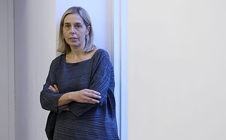 Imagen principal - En las imágenes, de arriba abajo, Idoia Fernández, Presidenta del Consorcio de Galerías; Pablo Flórez, presidente de Artemadrid; y un detalle de la última edición de ARCO