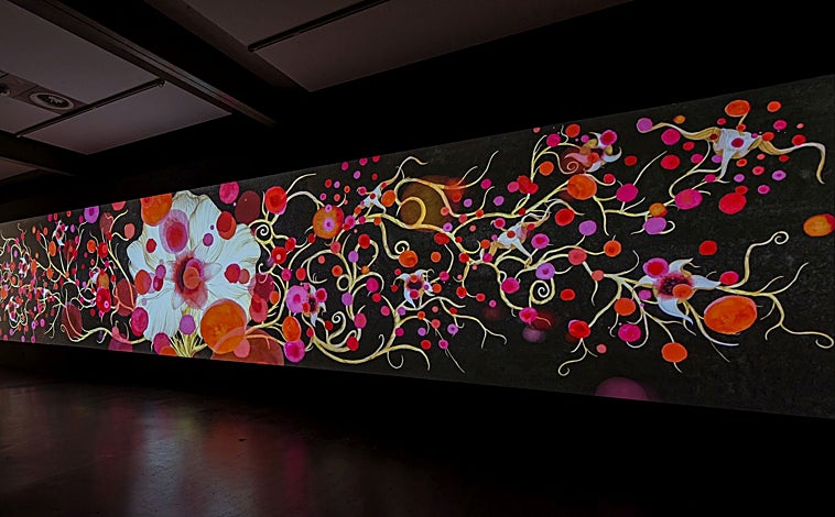 Imagen principal - En las imágenes, detalles del montaje de esta cita de Ana Juan (en una de las fotos) en CentroCentro