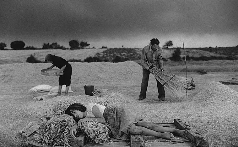 Imagen principal - En las imágenes, de arriba abajo, obra de la serie 'En las eras', de Cristina García Rodero; detalle de la propuesta de Gabriela Bettini; y 'Liberty', de Luna Bengoechea