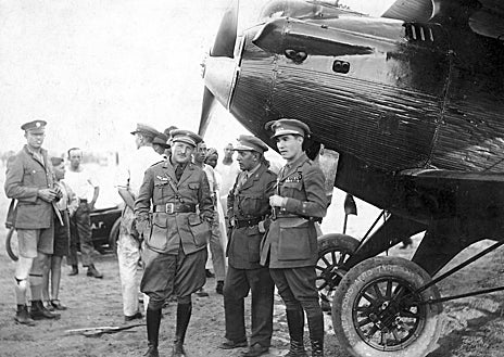 Imagen secundaria 1 - Arriba: José Luis Figuero Aguilar, en el Museo del Aire de Madrid. Debajo, la salida de la Patrulla Elcano. A su derecha, exhibición en el Museo del Aire