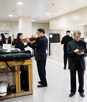 Imagen secundaria 2 - Algunos instantes del ensayo. Izquierda, Clare Semes, Jesse Dale y Joseph Jonsons, músicos de la orquesta. Derecha, algunos integrantes antes del concierto