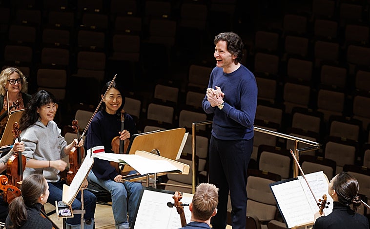 Imagen principal - Algunos instantes del ensayo. Izquierda, Clare Semes, Jesse Dale y Joseph Jonsons, músicos de la orquesta. Derecha, algunos integrantes antes del concierto