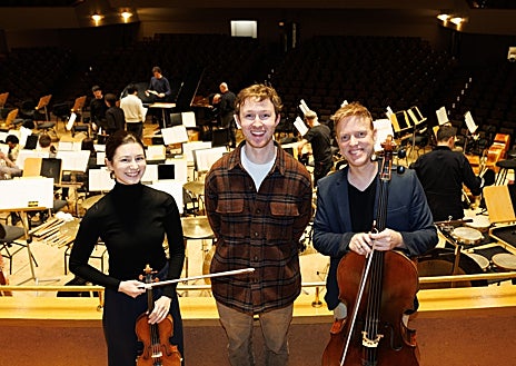 Imagen secundaria 1 - Algunos instantes del ensayo. Izquierda, Clare Semes, Jesse Dale y Joseph Jonsons, músicos de la orquesta. Derecha, algunos integrantes antes del concierto