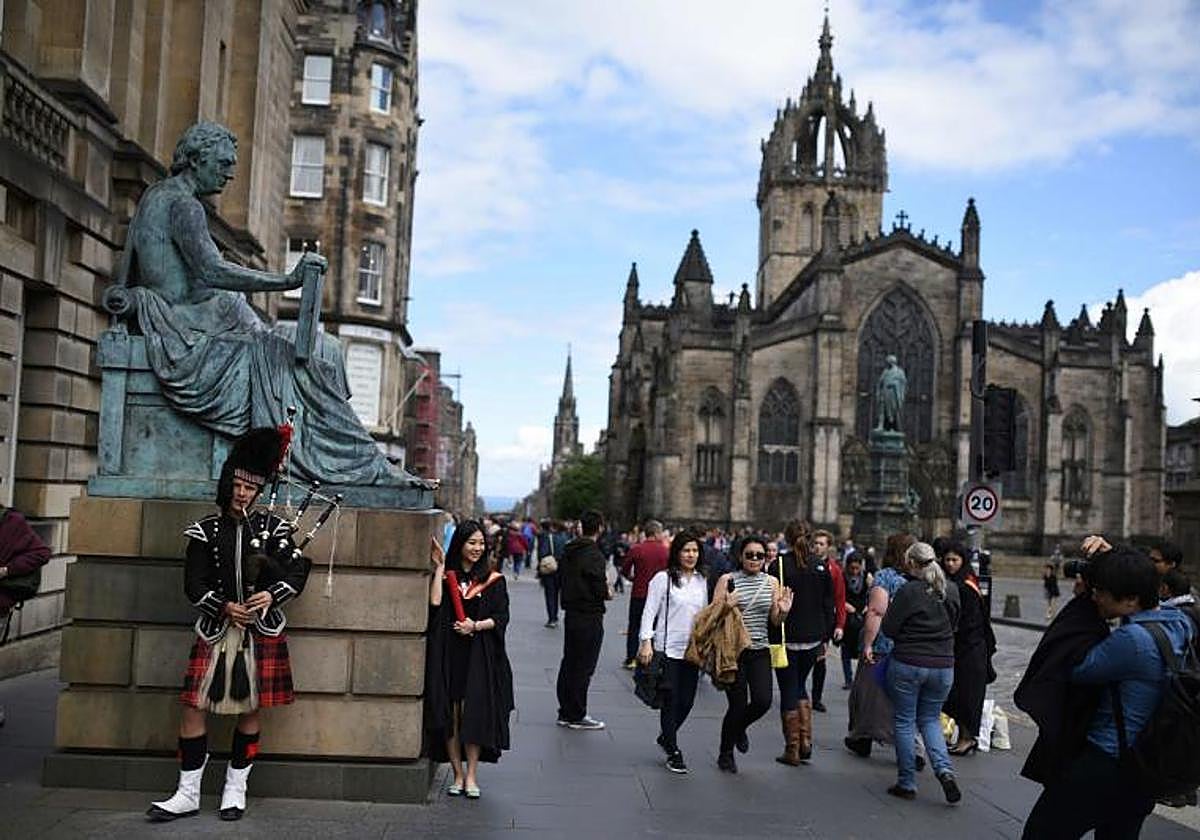 Vandalizan la tumba del filósofo David Hume en Edimburgo con símbolos ...