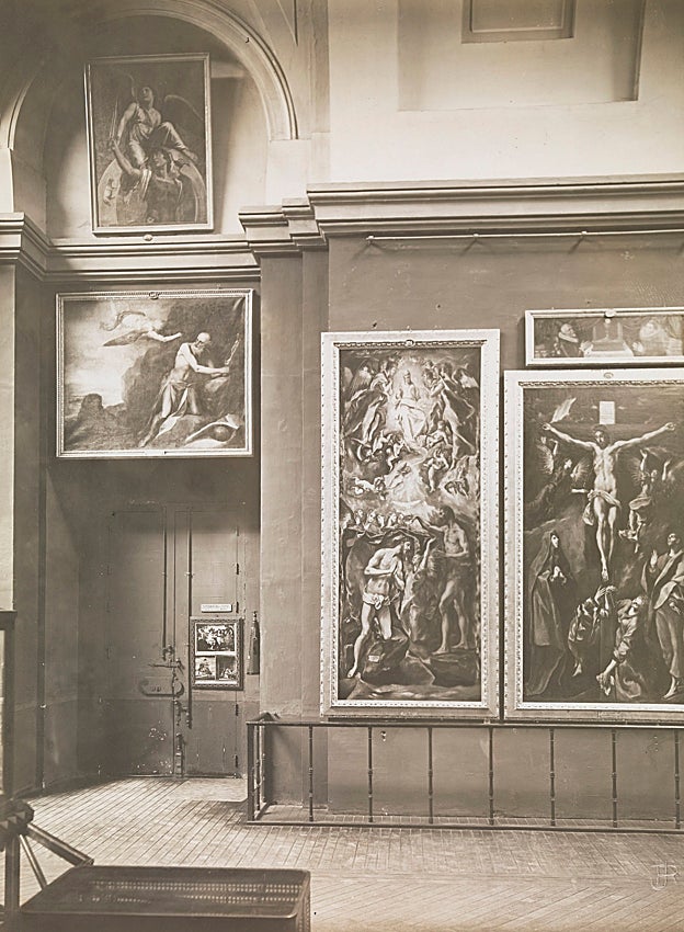 Imagen antes - A la izquierda, vista de la Galería Central del Prado con el acceso al establecimiento para la venta de fotografías. José Lacoste, fotógrafo, y Juana Roig, editora. Papel a la gelatina, 1901-9. A la derecha, el mismo espacio hoy