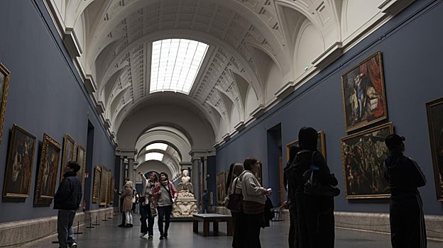 Imagen después - A la izquierda, vista de la Galería Central del Prado. Juan Laurent, fotógrafo, y J. Laurent y Cía. A la derecha, vista actual del mismo espacio