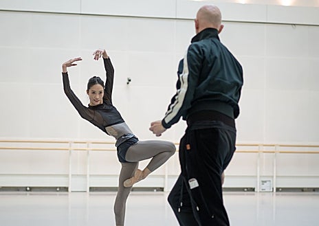 Imagen secundaria 1 - Arriba, Natalia Osipova en 'Woolf Works'. Izquierda, Wayne McGregor ensayando con Fumi Kaneko. Derecha, Joshua Junker y Leticia Días. 