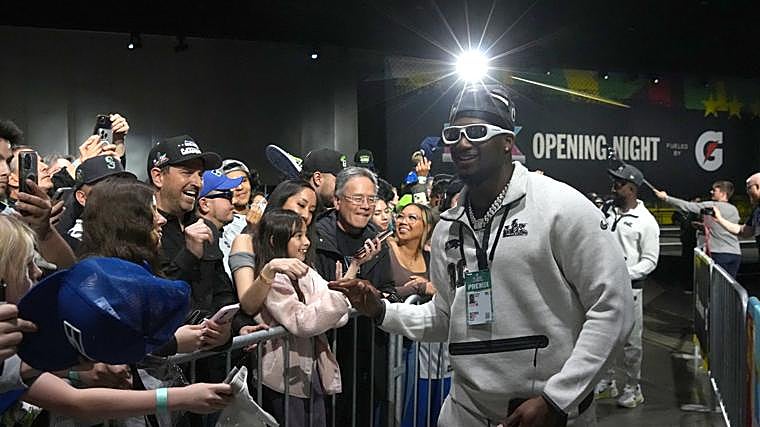 El safety de los New England Patriots, Craig Woodson (31), saluda a los aficionados durante la noche inaugural del Super Bowl LX en el Centro de Convenciones de San José