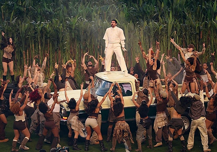 Bad Bunny gets the Super Bowl dancing with a spectacular show of Hispanic pride: 'We're still here!'