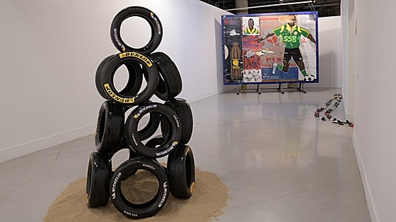 Los dioses con logotipo de Roro Berjano en el MEIAC