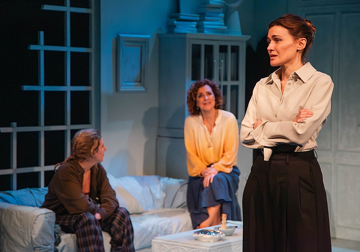 Cecilia Freire, Amaia Lizarralde y Marta Nieto, en una escena de la obra