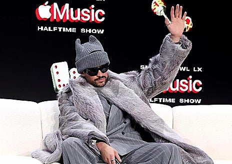 Imagen secundaria 1 - Arriba, Benito en la Super Bowl. Abajo, la rueda de prensa anterior al partido y uno de los carteles contra el ICE que aparecieron en los aledaños del estadio. El cartel de 'Yo debí tirar más fotos' muestra un sapo concho (animal emblemático de Puerto Rico) junto al lema 'ICE out' ('ICE fuera')