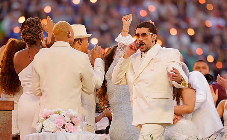 Imagen principal - Arriba, Benito en la Super Bowl. Abajo, la rueda de prensa anterior al partido y uno de los carteles contra el ICE que aparecieron en los aledaños del estadio. El cartel de 'Yo debí tirar más fotos' muestra un sapo concho (animal emblemático de Puerto Rico) junto al lema 'ICE out' ('ICE fuera')