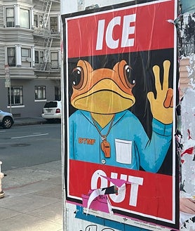 Imagen secundaria 2 - Arriba, Benito en la Super Bowl. Abajo, la rueda de prensa anterior al partido y uno de los carteles contra el ICE que aparecieron en los aledaños del estadio. El cartel de 'Yo debí tirar más fotos' muestra un sapo concho (animal emblemático de Puerto Rico) junto al lema 'ICE out' ('ICE fuera')