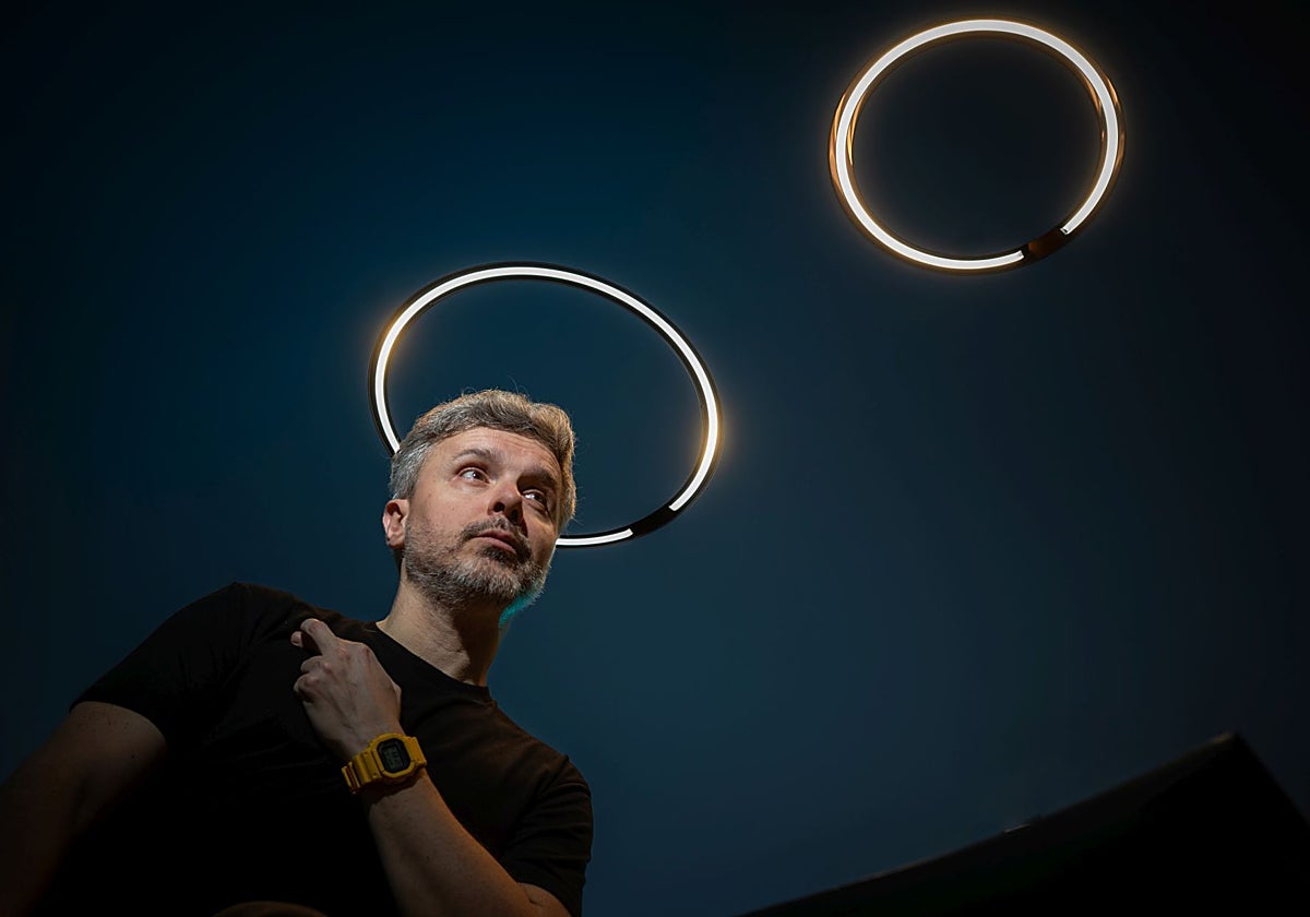 Juan Gómez-Jurado posa en su despacho para ABC