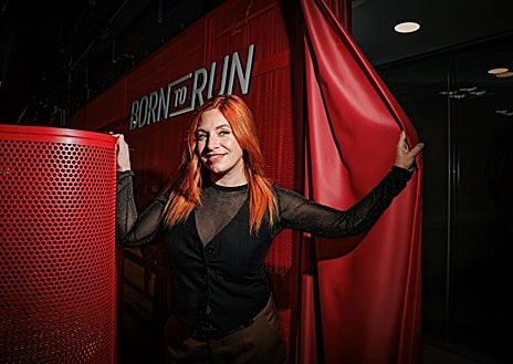 Imagen secundaria 1 - Leire posando para ABC y la portada de That Girl's Story