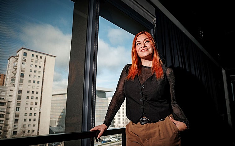 Imagen principal - Leire posando para ABC, y la portada de 'Historias de aquella niña'