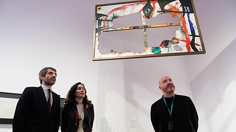 Ernest Urtasun, Ángeles González-Sinde y Manuel Segade, junto a una pintura quemada de Miró