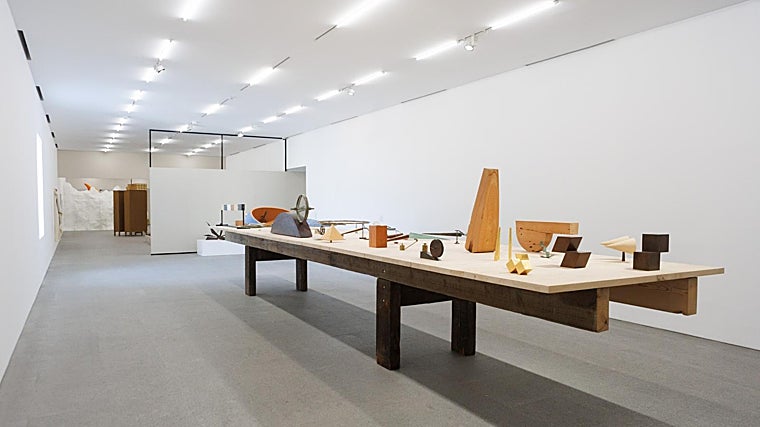 Mesa con el vocabulario escultórico y arquitectónico de Juan Navarro Baldeweg