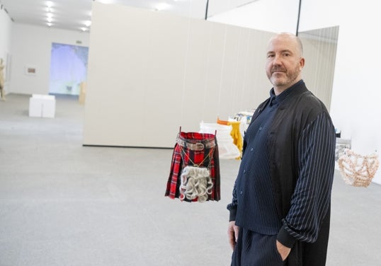 Segade ante una obra de Ana Laura Aláez