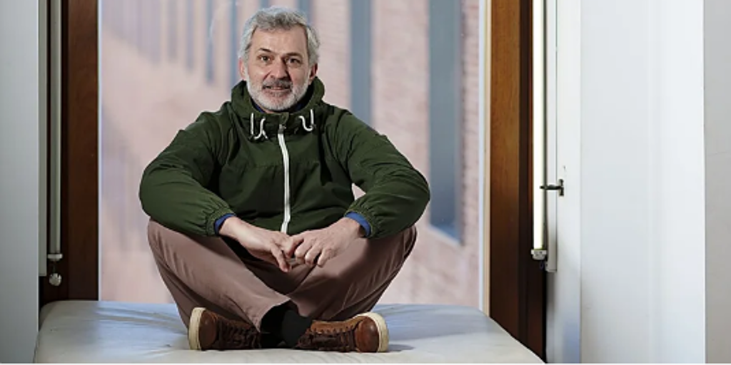 Iñaki Gómez Álvarez, ensayista: «El teléfono móvil es un esc