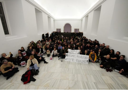 Manifestantes, este viernes ante la obra clonada de Richard Serra