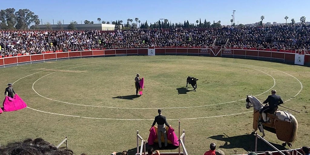 Sevilla, Pineda'da 28-F boğa güreşi etkinliğini başlatıyor ve coğrafyanın her yerinde kutlamalar sergiliyor