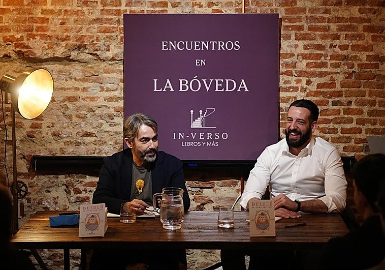 Jesús G. Calero y Jaime Santirso durante la presentación de 'Bululú' en la librería In-verso.