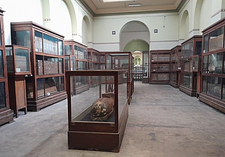 Imagen secundaria 1 - Detalle de la tableta de Narmer, una sala vacía en el Museo Egipcio del Cairo y una de sus cartelas