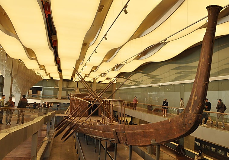 Imagen principal - La barca solar de Keops, el escriba Mitri y la estatua de Hatshepsut