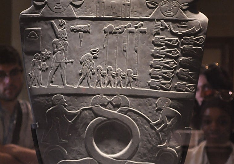 Imagen principal - Detalle de la tableta de Narmer, una sala vacía en el Museo Egipcio del Cairo y una de sus cartelas