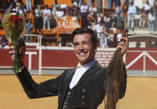 Javier Zulueta muestra sus trofeos en el festival celebrado en Pineda