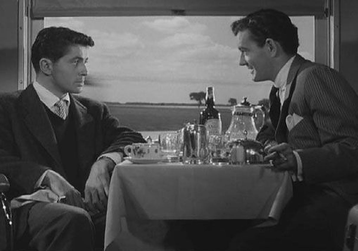 Farley Granger y Robert Walker, en una escena de la película