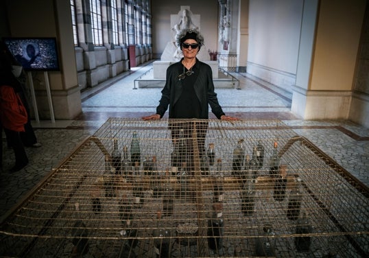 Elena del Rivero, en el Panteón de España, con su obra 'Canto para un monumento funerario'.