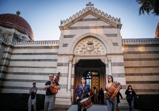 Gaitas y tambores, a la salida del Panteón de España, por las calles de Madrid, en un proyecto de Elena del Rivero.