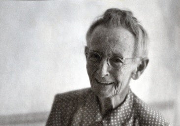 La abuela centenaria que pintó mil cuadros en la mesa de la cocina