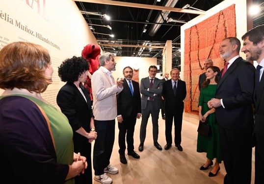 Javier Díaz-Guardiola, junto a Sonia Navarro, explica a los Reyes la propuesta del estand de ABC Cultural.